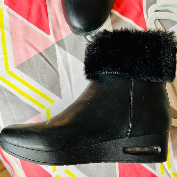 DKNY Abri Black Faux-Fur Wedge Booties Women’s Size 7.5 - Picture 5 of 9